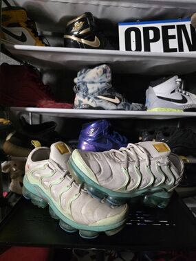🔥 Nike VaporMax Plus Sneakers Men Size 9.5 Cream with Mint and Teal Accents